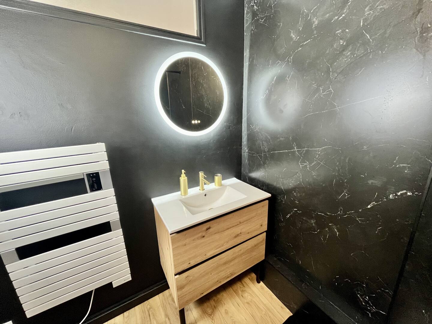 The bathroom (2/2)