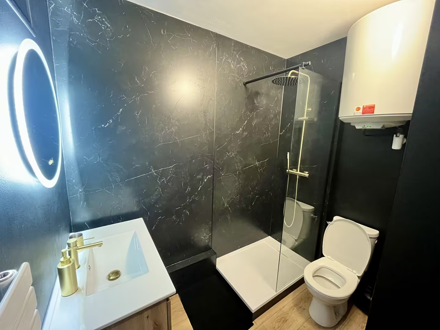 The bathroom (1/2)