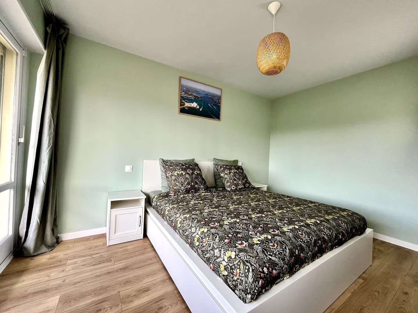 The bedroom (1/2)