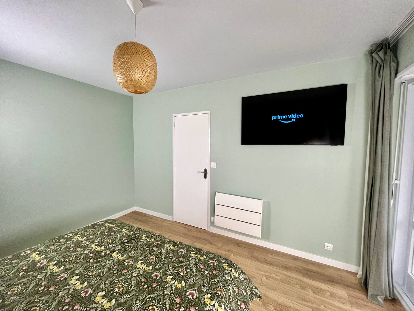 Bedroom – TV – Chez Béranger